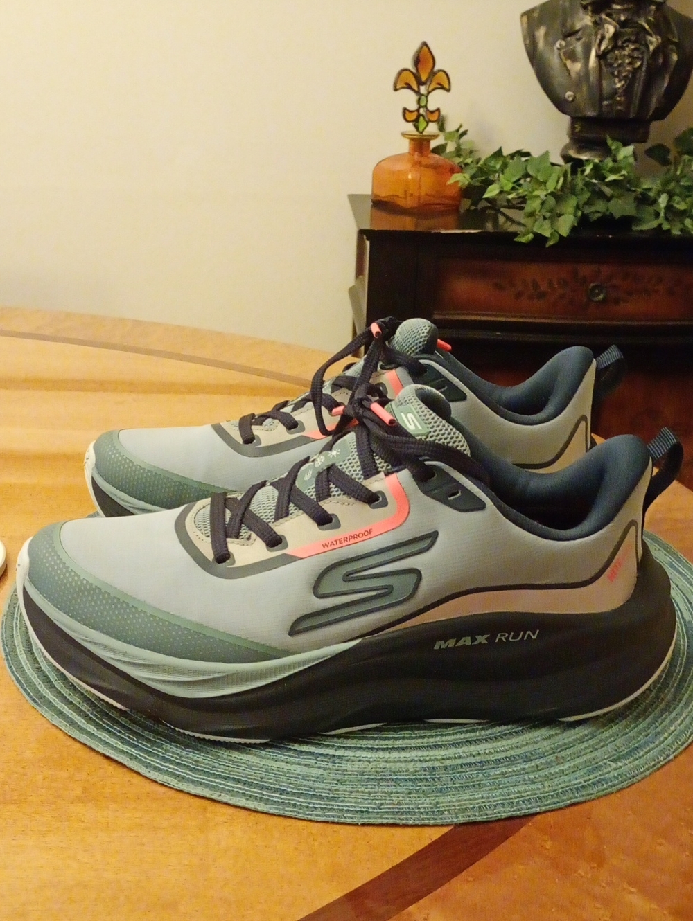 Skechers Max Run Men's Athletic Sneakers in Light Gray and Coral Accent Sz 8.5